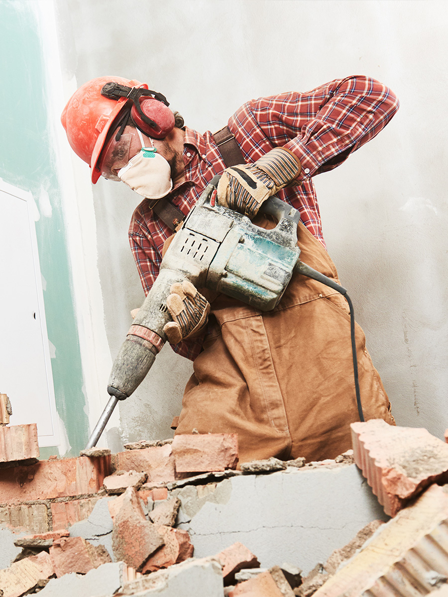 Arbeiter reißt Wand ein – Talent Entrümpelung