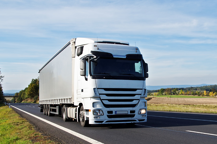 Weißer LKW fährt auf einer Autobahn – Talent Entrümpelung